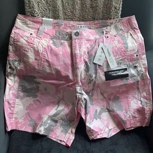 Ladies pink camo shorts